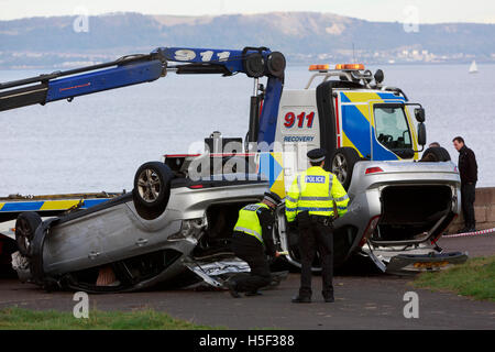 Edinburgh, Royaume-Uni. 20 octobre 2016. Vaste opération d'édimbourg comme deux voitures 'par accident' mur et plonger dans la mer en Édimbourg. Pako Mera/Alamy Live News Banque D'Images