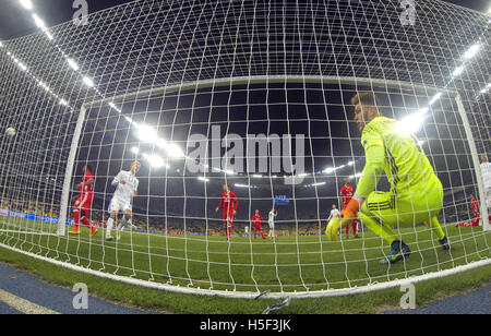 Kiev, Ukraine. 19 octobre, 2016. Ederson gardien de Benfica en action pendant l'UEFA Champions League match contre FC Dynamo Kiev à NSC Olimpiyskyi stadium à Kiev, Ukraine. Crédit : Oleksandr Prykhodko/Alamy Live News Banque D'Images