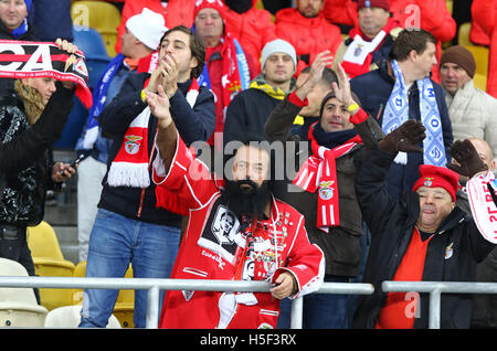 Kiev, Ukraine. 19 octobre, 2016. SL Benfica partisans montrer leur soutien pendant l'UEFA Champions League match contre FC Dynamo Kiev à NSC Olimpiyskyi stadium à Kiev, Ukraine. Crédit : Oleksandr Prykhodko/Alamy Live News Banque D'Images