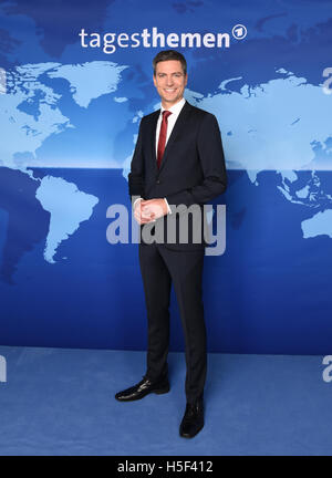 Hambourg, Allemagne. 20 Oct, 2016. Le nouveau présentateur du German news show 'Tagesthemen' ('Sujets du jour') Ingo Zamperoni qui pose pour les caméras à Hambourg, Allemagne, 20 octobre 2016. Zamperoni rejoint Caren Miosga comme l'un des deux principaux conférenciers pour le radiodiffuseur public ARD's news show. Photo : DANIEL BOCKWOLDT/dpa/Alamy Live News Banque D'Images