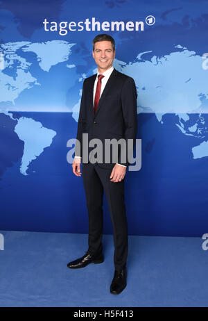 Hambourg, Allemagne. 20 Oct, 2016. Le nouveau présentateur du German news show 'Tagesthemen' ('Sujets du jour') Ingo Zamperoni qui pose pour les caméras à Hambourg, Allemagne, 20 octobre 2016. Zamperoni rejoint Caren Miosga comme l'un des deux principaux conférenciers pour le radiodiffuseur public ARD's news show. Photo : DANIEL BOCKWOLDT/dpa/Alamy Live News Banque D'Images