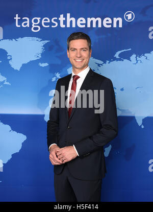 Hambourg, Allemagne. 20 Oct, 2016. Le nouveau présentateur du German news show 'Tagesthemen' ('Sujets du jour') Ingo Zamperoni qui pose pour les caméras à Hambourg, Allemagne, 20 octobre 2016. Zamperoni rejoint Caren Miosga comme l'un des deux principaux conférenciers pour le radiodiffuseur public ARD's news show. Photo : DANIEL BOCKWOLDT/dpa/Alamy Live News Banque D'Images