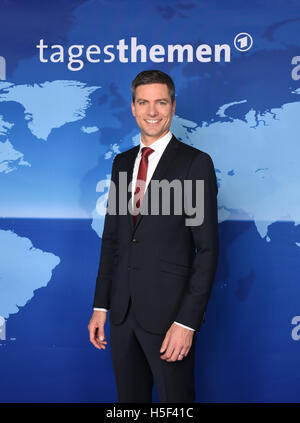 Hambourg, Allemagne. 20 Oct, 2016. Le nouveau présentateur du German news show 'Tagesthemen' ('Sujets du jour') Ingo Zamperoni qui pose pour les caméras à Hambourg, Allemagne, 20 octobre 2016. Zamperoni rejoint Caren Miosga comme l'un des deux principaux conférenciers pour le radiodiffuseur public ARD's news show. Photo : DANIEL BOCKWOLDT/dpa/Alamy Live News Banque D'Images