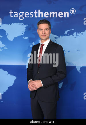 Hambourg, Allemagne. 20 Oct, 2016. Le nouveau présentateur du German news show 'Tagesthemen' ('Sujets du jour') Ingo Zamperoni qui pose pour les caméras à Hambourg, Allemagne, 20 octobre 2016. Zamperoni rejoint Caren Miosga comme l'un des deux principaux conférenciers pour le radiodiffuseur public ARD's news show. Photo : DANIEL BOCKWOLDT/dpa/Alamy Live News Banque D'Images