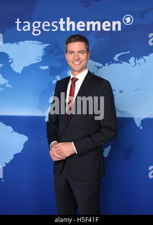 Hambourg, Allemagne. 20 Oct, 2016. Le nouveau présentateur du German news show 'Tagesthemen' ('Sujets du jour') Ingo Zamperoni qui pose pour les caméras à Hambourg, Allemagne, 20 octobre 2016. Zamperoni rejoint Caren Miosga comme l'un des deux principaux conférenciers pour le radiodiffuseur public ARD's news show. Photo : DANIEL BOCKWOLDT/dpa/Alamy Live News Banque D'Images