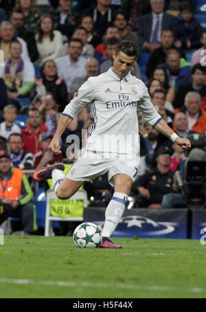 Madrid, Espagne. 18 Oct, 2016. Ligue des Champions de football. Real Madrid contre Legia Varsovie. Cristiano Ronaldo (real madrid) en action : Action Crédit Plus Sport/Alamy Live News Banque D'Images