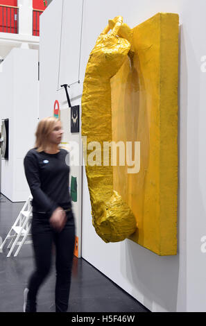 Karlsruhe, Allemagne. 19 Oct, 2016. Le travail 'Téléphone' par Gyula Konkoly de 1968 peut être vu au Centre pour l'art et les médias (ZKM) à Karlsruhe, Allemagne, 19 octobre 2016. La statue fait partie de l'exposition "Kunst in Europa 1945-1968' (lit. "L'art en Europe"), qui est ouvert du 22 octobre 2016 jusqu'au 29 janvier 2017. PHOTO : ULI DECK/dpa/Alamy Live News Banque D'Images