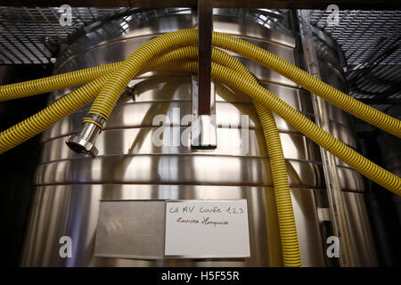 Le Hampshire, au Royaume-Uni. 19 octobre, 2016. Un métal contenant tva distillation du vin se trouve dans la cave à l'Hambledon Vineyard dans le Hampshire, au Royaume-Uni Mercredi, 19 octobre 2016. Les vendanges vin anglais a commencé, les perspectives sont bonnes après une fin d'été, en août et septembre. La vigne à Hambledon, un des plus anciens du pays, a 75 000 vignes de plus de 20 hectares dans le parc national des South Downs. Credit : Luke MacGregor/Alamy Live News Banque D'Images