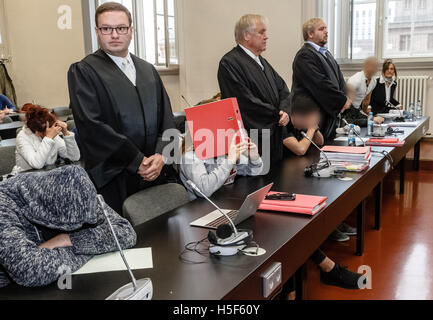 Hambourg, Allemagne. 20 Oct, 2016. Cinq prévenus assis entre les avocats dans la salle d'audience de l'édifice de la justice pénale à Hambourg, Allemagne, 20 octobre 2016. Ils sont accusés d'avoir abusé d'une jeune fille de 14 ans. PHOTO : MARKUS SCHOLZ/dpa/Alamy Live News Banque D'Images