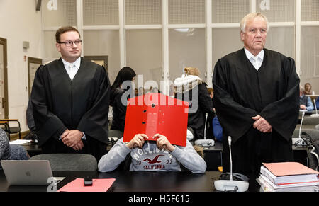 Hambourg, Allemagne. 20 Oct, 2016. L'un des cinq prévenus assis entre ses avocats dans la salle d'audience de l'édifice de la justice pénale à Hambourg, Allemagne, 20 octobre 2016. Ils sont accusés d'avoir abusé d'une jeune fille de 14 ans. PHOTO : MARKUS SCHOLZ/dpa/Alamy Live News Banque D'Images