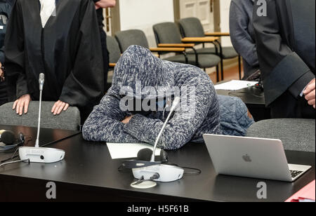 Hambourg, Allemagne. 20 Oct, 2016. L'un des cinq prévenus assis entre les avocats dans la salle d'audience de l'édifice de la justice pénale à Hambourg, Allemagne, 20 octobre 2016. Ils sont accusés d'avoir abusé d'une jeune fille de 14 ans. PHOTO : MARKUS SCHOLZ/dpa/Alamy Live News Banque D'Images