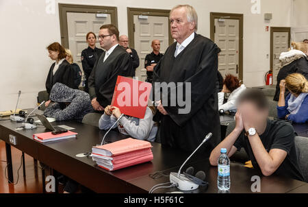 Hambourg, Allemagne. 20 Oct, 2016. Trois des cinq prévenus assis entre leurs avocats dans la salle d'audience du bâtiment de la justice pénale à Hambourg, Allemagne, 20 octobre 2016. Ils sont accusés d'avoir abusé d'une jeune fille de 14 ans. PHOTO : MARKUS SCHOLZ/dpa/Alamy Live News Banque D'Images