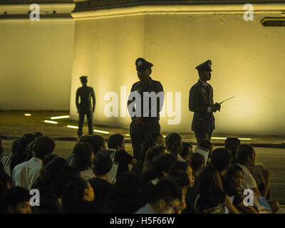 Bangkok, Bangkok, Thaïlande. 20 Oct, 2016. Les agents de la Police Royale Thaïlandaise regarder la foule des pleureuses sur Sanam Luang. Les murs du Grand Palais sont derrière les policiers. Sanam Luang, le cérémonial Royal, la masse est emballé avec les personnes endeuillées par la mort du monarque. Le roi est mort le 13 octobre 2016. Il était de 88. Son décès est survenu après une période de mauvaise santé. © Jack Kurtz/ZUMA/Alamy Fil Live News Banque D'Images