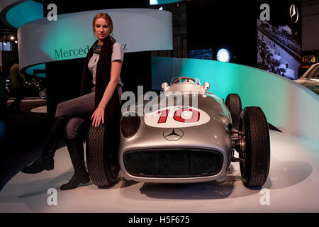Padova, Italie. 20 Oct, 2016. Une femme pose près d'une ancienne Mercedes pendant de l'Antique Voiture et moto International Fair le 20 octobre 2016 à Padoue en Italie . Crédit : Stefano Mazzola/éveil/Alamy Live News Banque D'Images