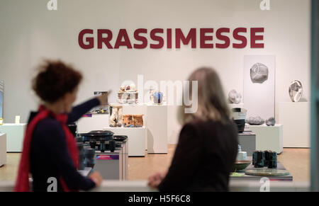 Leipzig, Allemagne. 20 Oct, 2016. Voir des expositions de la foire à la Grassi Grassi Museum d'arts appliqués à Leipzig, Allemagne, 20 octobre 2016. Artistes, designer et les étudiants de 12 pays présenter les œuvres à la vente entre 21 et 23 octobre 2016. PHOTO : SEBASTIAN WILLNOW/dpa/Alamy Live News Banque D'Images