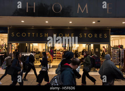 Edinburgh, Ecosse, Royaume-Uni. 20 octobre 2016. Princes Street, Édimbourg en Écosse. Un ancien British Home Stores sur Edinburgh's Princes St a ré-ouvert en tant que magasins accueil écossais. Le gouvernement écossais a publié son projet de loi sur un deuxième référendum sur l'indépendance. Le déménagement ne signifie pas un autre référendum sera organisé. Mais d'abord ministre Nicola Sturgeon dit Écosse doit être prêt à tenir un vote avant que le Royaume-Uni quitte l'UE s'il est jugé nécessaire pour protéger les intérêts écossais. Banque D'Images