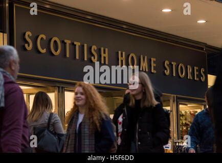 Edinburgh, Ecosse, Royaume-Uni. 20 octobre 2016. Princes Street, Édimbourg en Écosse. Un ancien British Home Stores sur Edinburgh's Princes St a ré-ouvert en tant que magasins accueil écossais. Le gouvernement écossais a publié son projet de loi sur un deuxième référendum sur l'indépendance. Le déménagement ne signifie pas un autre référendum sera organisé. Mais d'abord ministre Nicola Sturgeon dit Écosse doit être prêt à tenir un vote avant que le Royaume-Uni quitte l'UE s'il est jugé nécessaire pour protéger les intérêts écossais. Banque D'Images