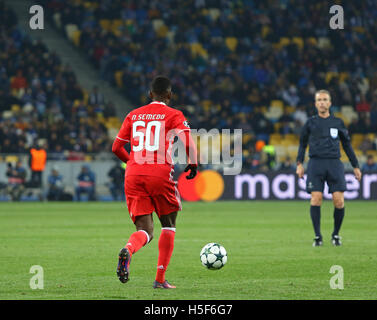 Kiev, Ukraine. 19 octobre, 2016. Nelson Semedo de SL Benfica contrôle une balle pendant l'UEFA Champions League match contre FC Dynamo Kiev à NSC Olimpiyskyi stadium à Kiev, Ukraine. Crédit : Oleksandr Prykhodko/Alamy Live News Banque D'Images