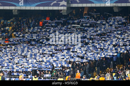 Kiev, Ukraine. 19 octobre, 2016. FC Dynamo Kyiv partisans montrer leur soutien pendant l'UEFA Champions League match contre SL Benfica au NSC Olimpiyskyi stadium à Kiev, Ukraine. Crédit : Oleksandr Prykhodko/Alamy Live News Banque D'Images