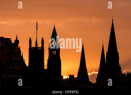 Edinburgh, Royaume-Uni. 20 Oct, 2016. Jeudi 20 Octobre 2016 : Le soleil se couche sur la rue Princes Street à Édimbourg, Écosse, Royaume-Uni. Crédit : Andrew O'Brien/Alamy Live News Banque D'Images