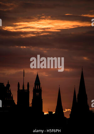 Edinburgh, Royaume-Uni. 20 Oct, 2016. Jeudi 20 Octobre 2016 : Le soleil se couche sur la rue Princes Street à Édimbourg, Écosse, Royaume-Uni. Crédit : Andrew O'Brien/Alamy Live News Banque D'Images