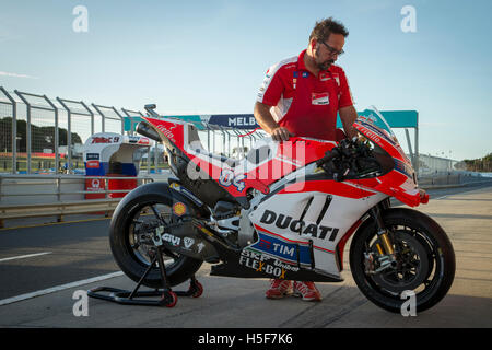 Phillip Island, Australie. 20 octobre, 2016. Phillip Island, Australie. Un technicien se réchauffe Andrea Dovizioso's Ducati Desmosedici MotoGP moto. Credit : Russell Hunter/Alamy Live News Banque D'Images