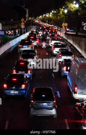 Paris, France - le 20 octobre 2016 : : voiture lourde embouteillage dans la ville après le maire de Paris a fermé l'hidalgo des routes de la Tuileries à Bastille. Banque D'Images