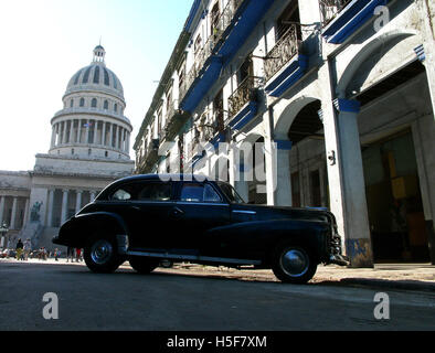 15 févr., 2006, à La Havane, Cuba ; l'une des nombreuses machines cubain, aka Yank tanks ou pré 1960 voitures américaines dans les rues de La Havane avec Capitolio Nacional (National Capitol building). L'une de 8 voitures à Cuba aujourd'hui est une marque américaine avant les années 1960, Cadillac, Chevrolet Ford, Chrysler, Packard et d'autres modèles classiques. La République de Cuba est située dans le nord des Caraïbes et du sud des États-Unis. Le premier Européen à visiter Cuba était explorer Christophe Colomb en 1492. Des siècles de domination coloniale et les révolutions ont suivi. Batista a été détrôné par Fidel Castro et Che Guevara en 1953. Afte Banque D'Images
