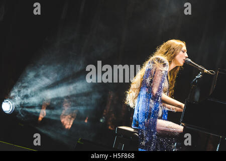 Londres, Royaume-Uni. 20 octobre, 2016. 20 octobre 2016 - musicien/chanteur/compositeur, Jasmine Lucilla Elizabeth Jennifer van den Bogaerde, mieux connu sous son nom de scène Birdy, fonctionne à l'Hammersmith Apollo, Londres, 2016 Credit : Myles Wright/ZUMA/Alamy Fil Live News Banque D'Images