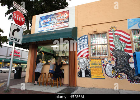 Miami, Floride, USA. Jan 11, 2011. Corner Café-restaurant dans la communauté de l'influence de Cuba la petite havane. Little Havana (La Pequena Habana) est un quartier au sein de la ville de Miami. La maison à beaucoup de résidents immigrés cubains. Little Havana est noté comme un centre social, culturel et politique dans l'activité de Miami, connu pour ses repères, y compris de Calle Ocho c'est sans doute le meilleur quartier connu pour les Cubains exilés dans le monde, et que la capitale culturelle et politique du peuple cubain d'Américains. Caractérisée par une solide vie de la rue, d'excellents restaurants, activités culturelles, cigare cubain fait Banque D'Images