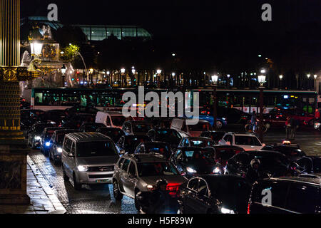 Paris, France - le 20 octobre 2016 : : voiture lourde embouteillage dans la ville après le maire de Paris a fermé l'hidalgo des routes de la Tuileries à Bastille. Banque D'Images