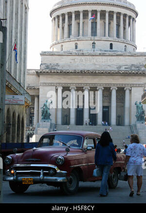 15 févr., 2006, à La Havane, Cuba ; l'une des nombreuses machines cubain, aka Yank tanks ou pré 1960 voitures américaines dans les rues de La Havane avec Capitolio Nacional (National Capitol building). L'une de 8 voitures à Cuba aujourd'hui est une marque américaine avant les années 1960, Cadillac, Chevrolet Ford, Chrysler, Packard et d'autres modèles classiques. La République de Cuba est située dans le nord des Caraïbes et du sud des États-Unis. Le premier Européen à visiter Cuba était explorer Christophe Colomb en 1492. Des siècles de domination coloniale et les révolutions ont suivi. Batista a été détrôné par Fidel Castro et Che Guevara en 1953. Afte Banque D'Images
