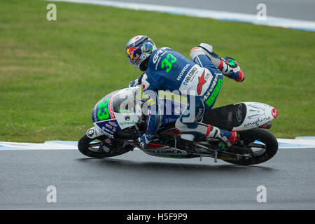 Enea Bastianini s'écrase lors d'un wet essais libres vendredi à Phillip Island dans la catégorie Moto3. Banque D'Images