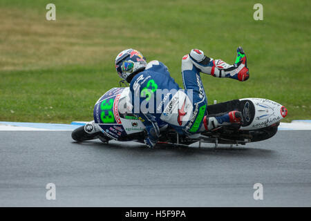 Enea Bastianini s'écrase lors d'un wet essais libres vendredi à Phillip Island dans la catégorie Moto3. Banque D'Images