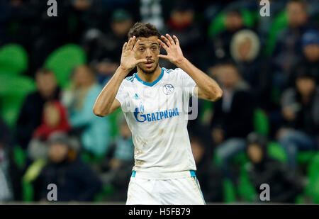 Football : Ligue Europa phase de groupes,, groupe I, troisième jour de match, FFC Krasnodar vs FC Schalke 04, Krasnodar Krasnodar, Russie, du stade, 20 octobre 2016. Le Schalke Matías Franco Di Santo les gestes pour l'arbitre. Photo : Ina Fassbender/dpa Banque D'Images