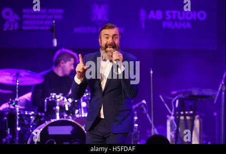 Prerov, République tchèque. 20 Oct, 2016. Sextet français et américain chanteur James Copley, photo, effectuer au cours de la 33e Festival de Jazz de Prerov, République tchèque, le 20 octobre 2016. © Ludek Perina/CTK Photo/Alamy Live News Banque D'Images