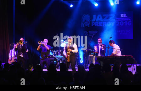 Prerov, République tchèque. 20 Oct, 2016. Sextet français et américain chanteur James Copley, deuxième à partir de la droite, effectuer au cours de la 33e Festival de Jazz de Prerov, République tchèque, le 20 octobre 2016. CTK Photo/Ludek Perina) Banque D'Images