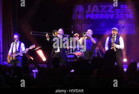 Prerov, République tchèque. 20 Oct, 2016. Sextet français et américain chanteur James Copley, pas sur la photo, effectuer au cours de la 33e Festival de Jazz de Prerov, République tchèque, le 20 octobre 2016. CTK Photo/Ludek Perina) Banque D'Images