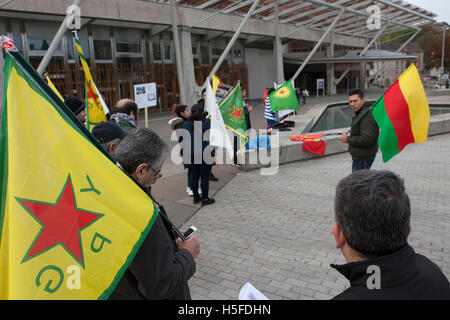 Edinburgh, Royaume-Uni. 21 octobre 2016. Les membres du public rassembler à l'extérieur du Parlement écossais à Édimbourg, l'aviation turque manifeste de villages bombardés à Al Sahba. Pako Mera/Alamy Live News Banque D'Images