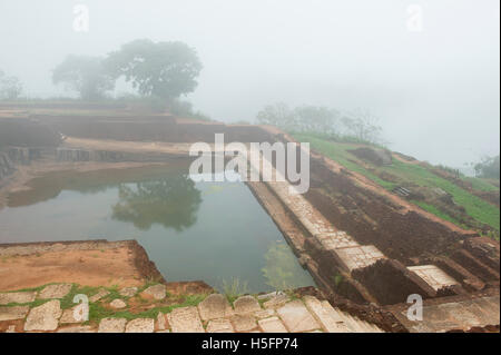 Vestiges de bâtiments du palais sur le sommet de la forteresse du Rocher de Sigiriya, Sri Lanka Banque D'Images