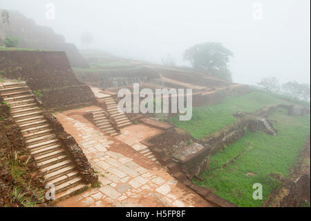 Vestiges de bâtiments du palais sur le sommet de la forteresse du Rocher de Sigiriya, Sri Lanka Banque D'Images