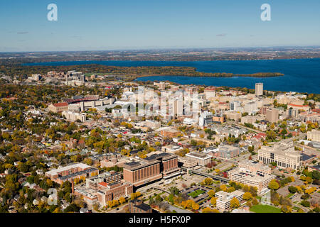 Une vue aérienne de Madison, Wisconsin, l'unité de l'hôpital Point-Meriter (ci-dessous), l'Université de Wisconsin-Madison's Camp Randall S Banque D'Images