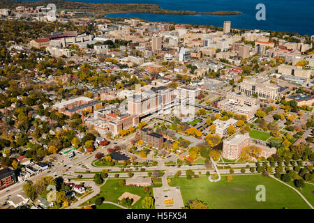 Une vue aérienne de Madison, Wisconsin, l'unité de l'hôpital Point-Meriter (ci-dessous), l'Université de Wisconsin-Madison's Camp Randall S Banque D'Images