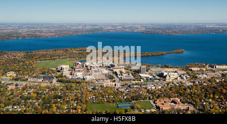 Une vue aérienne de Madison, Wisconsin, l'hôpital et de l'UW VA Hospital complexe, entouré de lacs Mendota (ci-dessus) et de pique-nique P Banque D'Images