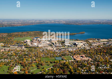 Une vue aérienne de Madison, Wisconsin, l'hôpital et de l'UW VA Hospital complexe, entouré de lacs Mendota (ci-dessus) et de pique-nique P Banque D'Images