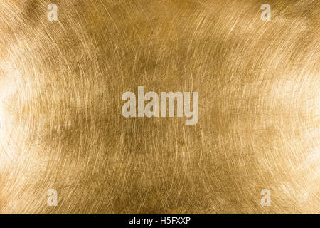 Plaque métallique en laiton industriel rayé motif texturé avec reflets de lumière Banque D'Images