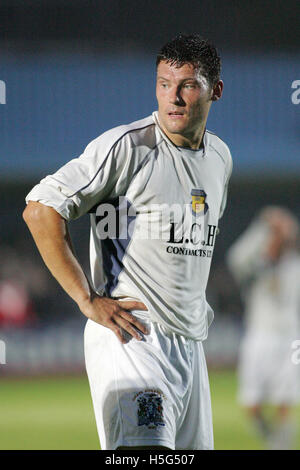 Grays Athletic 0-2 Leyton Orient - Match amical au nouveau loisir - 27/07/05 - pré-saison en tant que nouveaux arrivants action Conférence Gris de divertir les rivaux Orient (rouge) - Steve West (gris) Banque D'Images