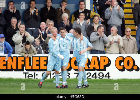 Grays Athletic 2 Cray Wanderers 0 FA Cup, 4ème tour de qualification, 22/10/05 - Michael Kightly (centre) célèbre son but de la victoire Banque D'Images