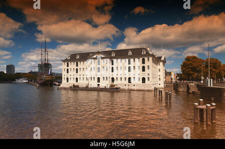 Vue sur le Scheepvaartmuseum à Amsterdam Banque D'Images