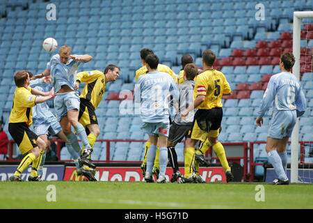 Grays Athletic 1 Hucknall Town 1 - FA Carlsberg en finale du Trophée à Villa Park, Birmingham - 22/05/05 - Trophée FA décroche le gris dans une palpitante penalty shoot-out compétition à Aston Villa Football Club Banque D'Images